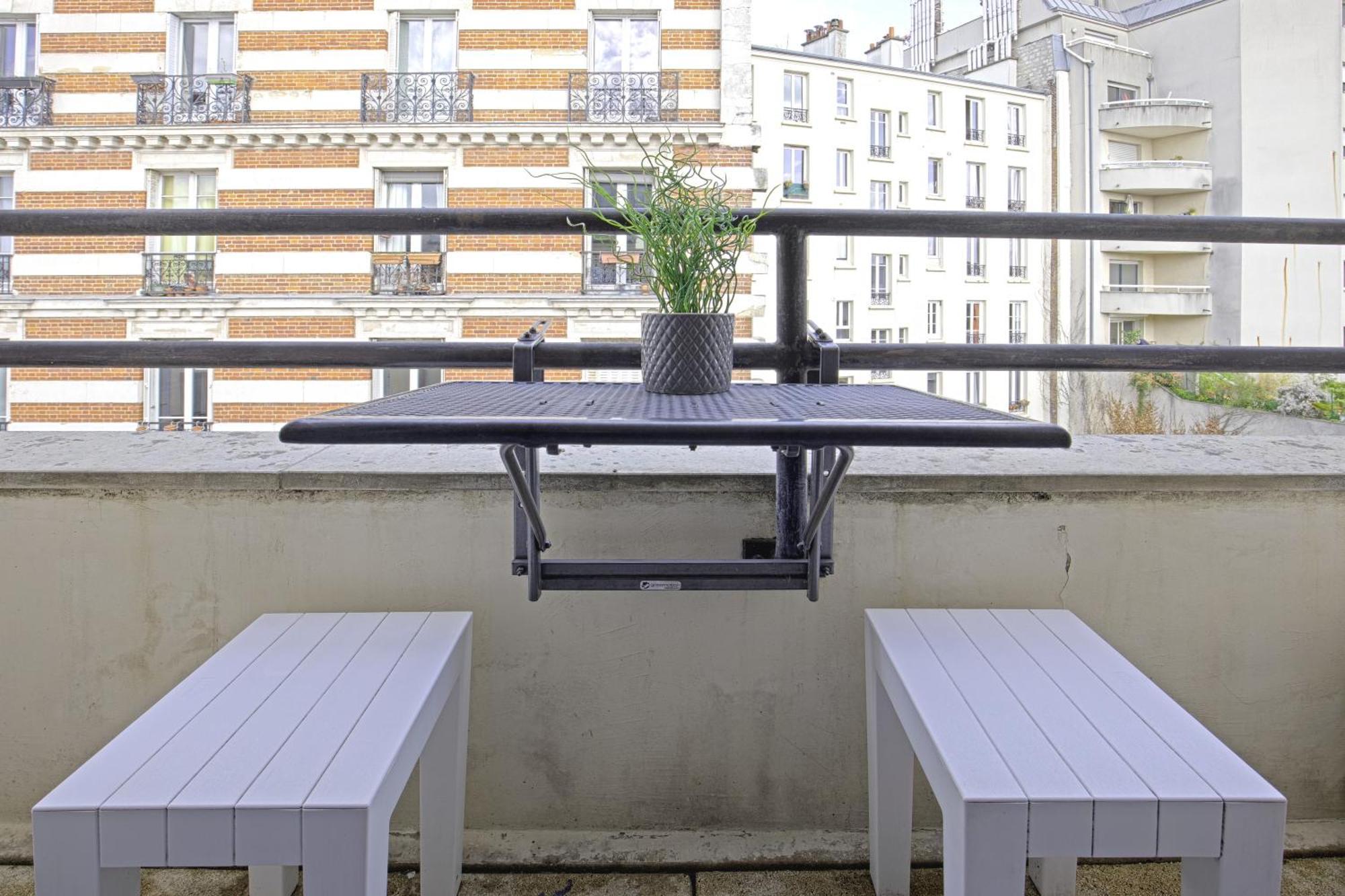 Balcony Near Buttes Chaumont Parigi