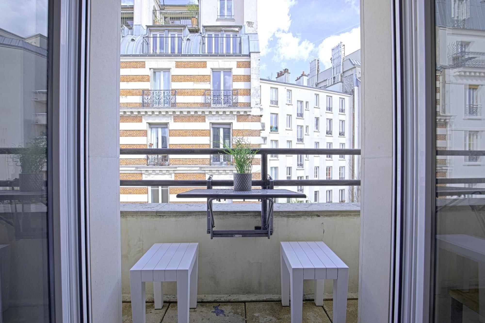 Balcony Near Buttes Chaumont Appartamento